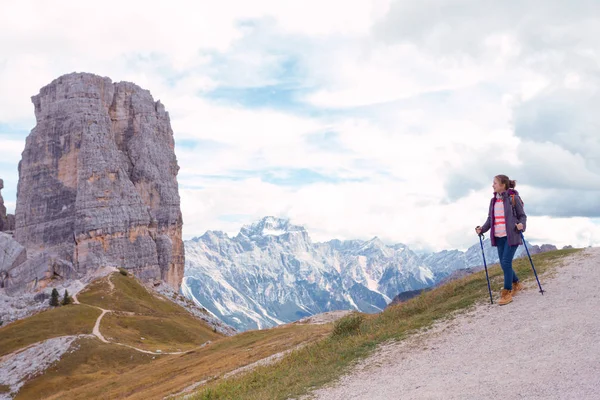 Lány Túrázó Hegyek Dolomitok Olaszország Cinque Torr — Stock Fotó