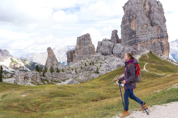 Menina Caminhante Nas Montanhas Dolomites Itália Cinque Torr — Fotografia de Stock
