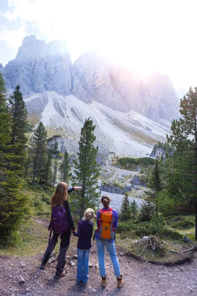 Glückliche Familie Mutter Und Tochter Beim Wandern Naturpark Puez Geißel — Stockfoto