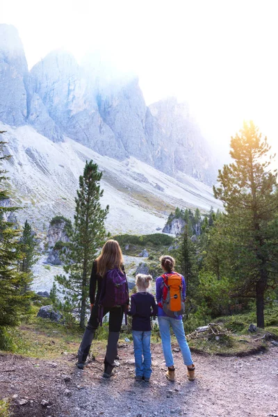 Glückliche Familie Mutter Und Tochter Beim Wandern Naturpark Puez Geißel — Stockfoto