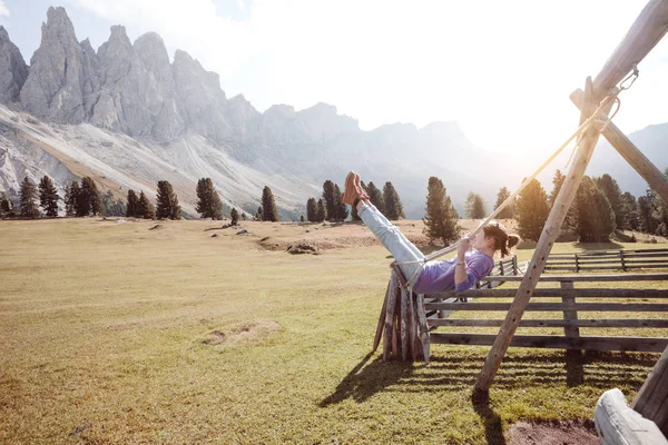 Glückliches Leben Mädchen Schwester Schaukeln Auf Einer Schaukel Park Puez — Stockfoto