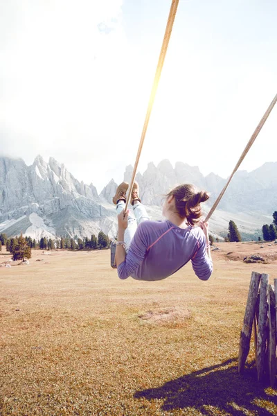 Una Vita Felice Sorella Ragazze Che Dondola Altalena Nel Parco — Foto Stock