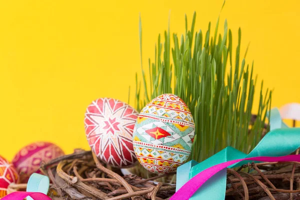 Veselé Velikonoce Koš Krásnou Velikonoční Vajíčko Pysanka Ručně Žlutém Podkladu — Stock fotografie