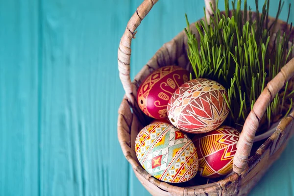 Glad Påsk Korg Med Vackra Påskägg Påskägg Handgjorda Ukrainska Traditionella — Stockfoto