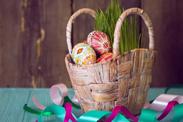 Glad Påsk Korg Med Vackra Påskägg Påskägg Handgjorda Ukrainska Traditionella — Stockfoto