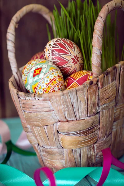 Glad Påsk Korg Med Vackra Påskägg Påskägg Handgjorda Ukrainska Traditionella — Stockfoto