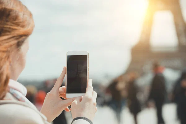 Девушка Фотографирует Эйфелеву Башню Смартфоне Париже Франция — стоковое фото