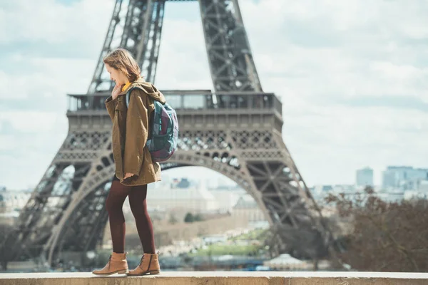 Щаслива Дівчина Тлі Ейфелеву Вежу Парижі Франк — стокове фото