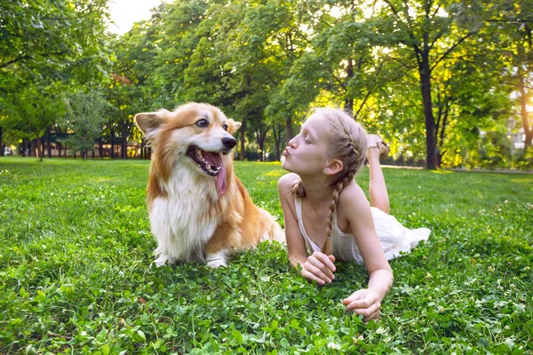 Mooie Leuke Blond Meisje Corgi Pluizig Het Gazon Een Zonnige — Stockfoto