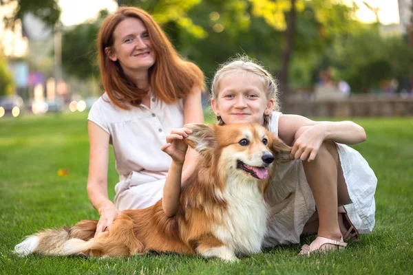 Zabawne Rodziny Uśmiechający Się Mama Córka Corgi Puszysty Siedzieć Trawniku — Zdjęcie stockowe