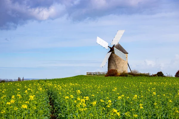 フィールド ノルマンディー フランの古い伝統的な Normandian 風車です — ストック写真