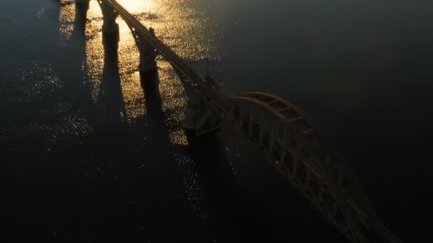 Atardecer Vista Aérea Del Puente Ferroviario Sobre Río Horizonte Ciudad — Vídeos de Stock