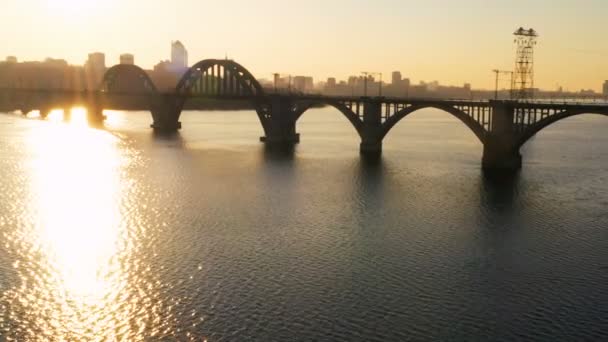 Solnedgången Flygfoto Järnvägsbro Över Floden Och Stadens Skyline Dnepr Ukraina — Stockvideo