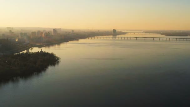 Zonsondergang Luchtfoto Van Spoorwegbrug Rivier Stad Skyline Dnepr Oekraïne — Stockvideo