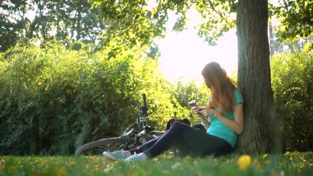 Chica Con Bicicleta Descansando Parque — Vídeo de stock