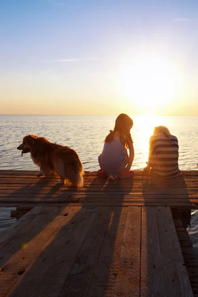 Dos niñas en el muelle — Foto de Stock