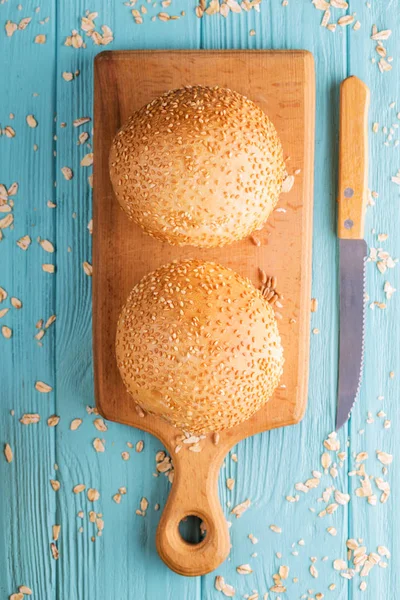 Свежий хлеб и пшеница на дереве — стоковое фото