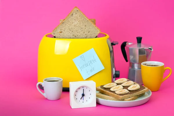蓝色背景上的黄色烤面包机 — 图库照片