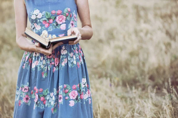 Meisje met boek — Stockfoto