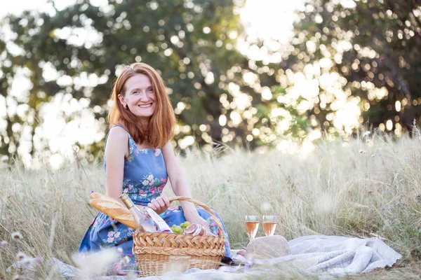 Picknick in de weide — Stockfoto