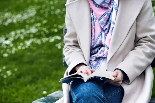 Chica en el parque leyendo un libro —  Fotos de Stock