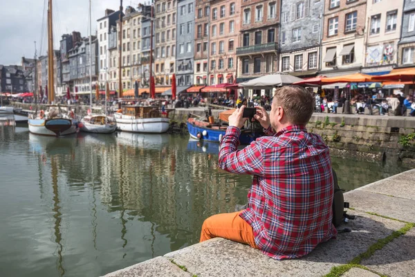 O homem que toma um tiro do porto de Honfleur — Fotografia de Stock