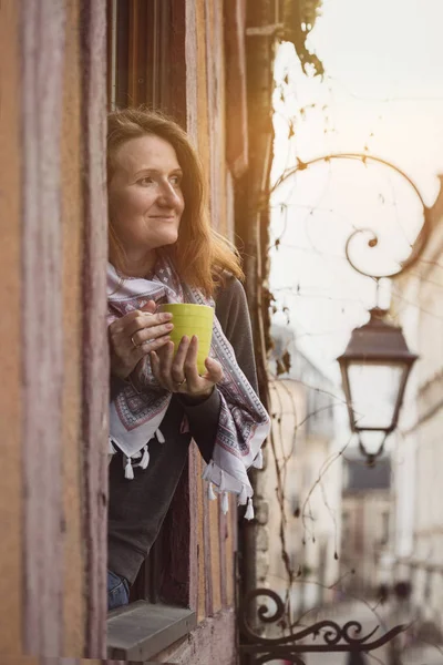 Mädchen und Kaffee — Stockfoto