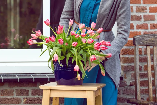 Fille et tulipes — Photo