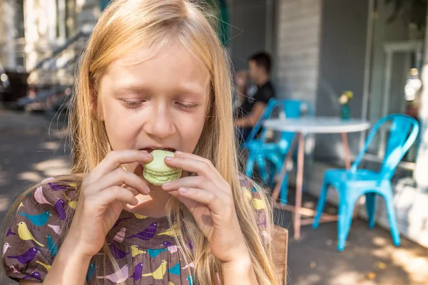 Μικρό κορίτσι τρώει macaron — Φωτογραφία Αρχείου