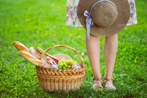 Pique-nique dans la prairie — Photo