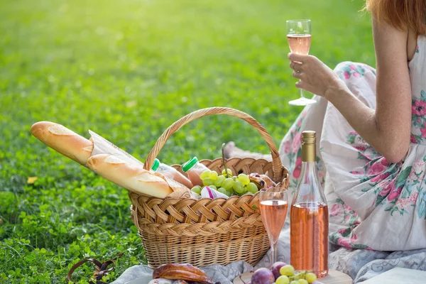 Picknick in de weide — Stockfoto