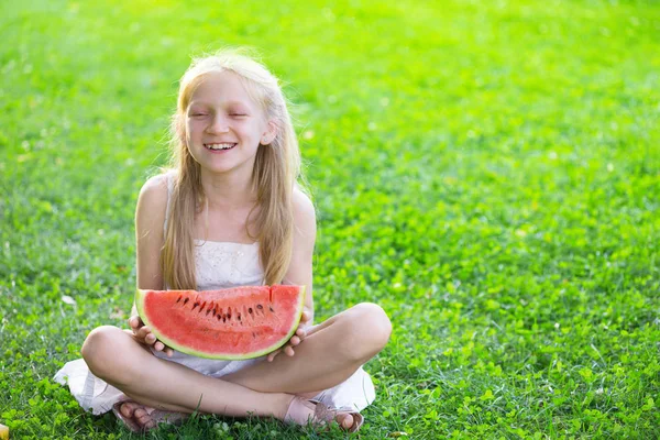 Dívku jíst meloun — Stock fotografie