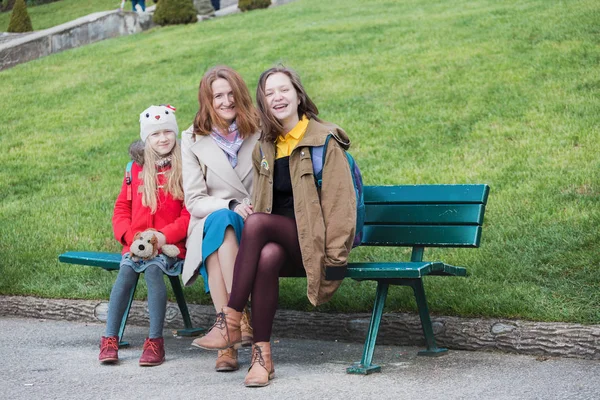 Mãe feliz e filhas no Honfleur — Fotografia de Stock