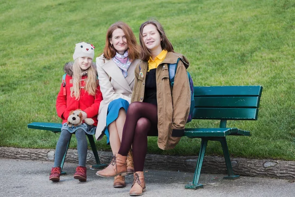 Feliz madre e hijas en el Honfleur — Foto de Stock