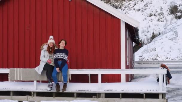 Mamma Med Daghter Sitter Nära Traditionella Trä Röda Rorbu Den — Stockvideo
