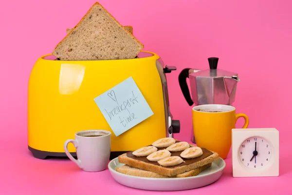 Gelber Toaster auf rosa Hintergrund — Stockfoto