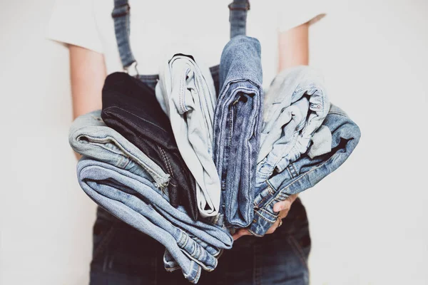 Jeans i hennes händer — Stockfoto