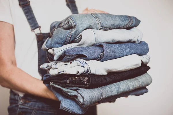 Jeans en sus manos — Foto de Stock