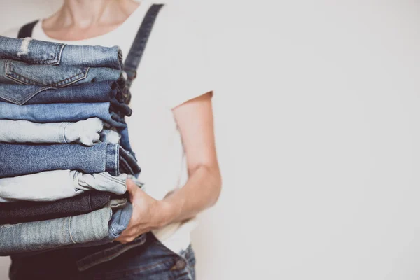 Jeans i hennes händer — Stockfoto