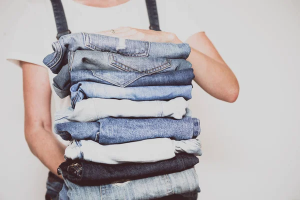 Jeans em suas mãos — Fotografia de Stock