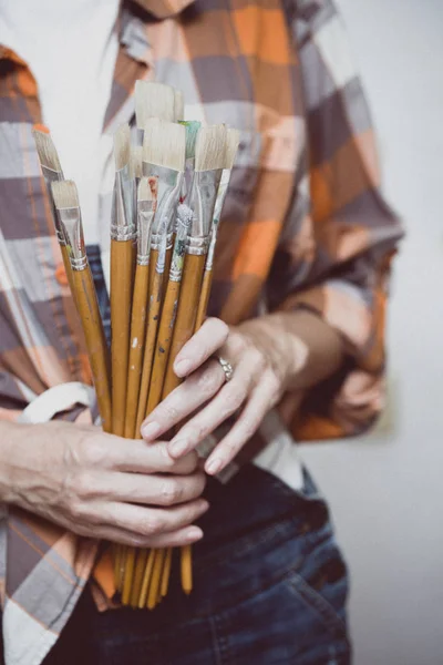 Pintor menina segura um pincel — Fotografia de Stock