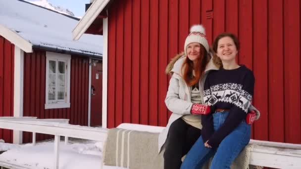 Mutter Mit Dolch Sitzt Sonnigen Wintertag Der Nähe Des Traditionellen — Stockvideo