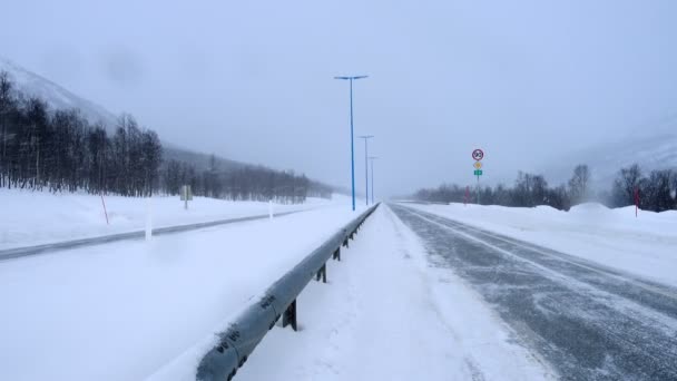 Sneeuw Bedekte Gladde Weg Tijdens Harde Sneeuwval — Stockvideo