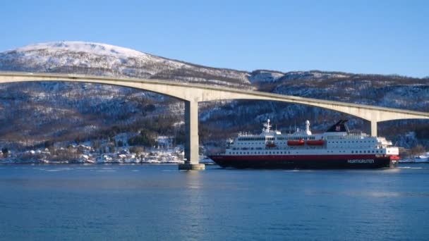 Finnsnes Troms Noruega Marzo 2019 Crucero Hurtigruten Bajo Puente Finnsnes — Vídeo de stock