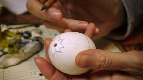 Artesãos Sexo Feminino Mãos Pintura Páscoa Ovo Tradicional Processo Popular — Vídeo de Stock