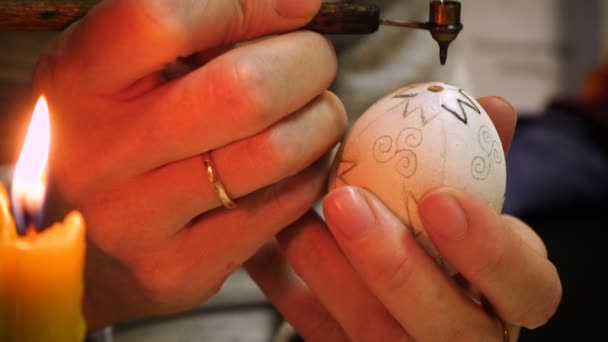 女性工匠手绘复活节鸡蛋传统民间工艺创造层层与蜡和使用五颜六色的油漆关闭 — 图库视频影像