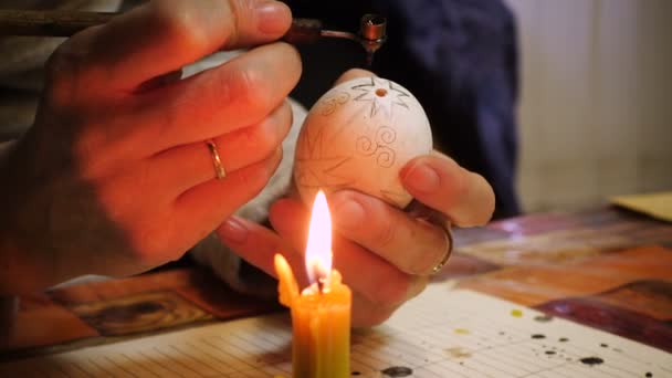 Kvinnlig Hantvärkaren Händer Målning Påsk Ägg Traditionell Folk Process Skapa — Stockvideo