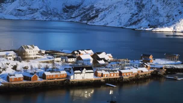 挪威罗浮敦群岛海岸上著名的传统五彩斑斓的木制钓鱼屋的空中烘烤图 — 图库视频影像