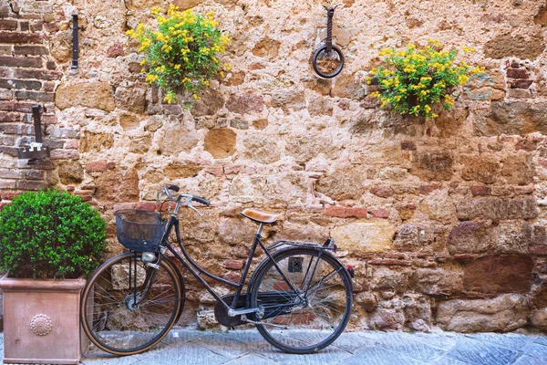 Bike at the empty street — Stock Photo, Image