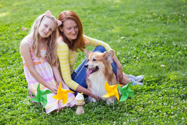 Hund in der Familie — Stockfoto